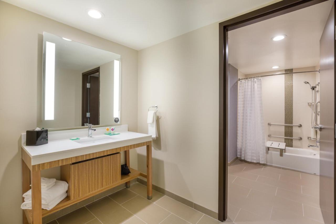 Hyatt Place Hampton Convention Center Екстер'єр фото